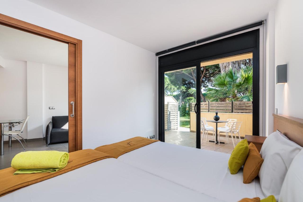 Aparthotel Las Palmeras Castelldefels Luaran gambar