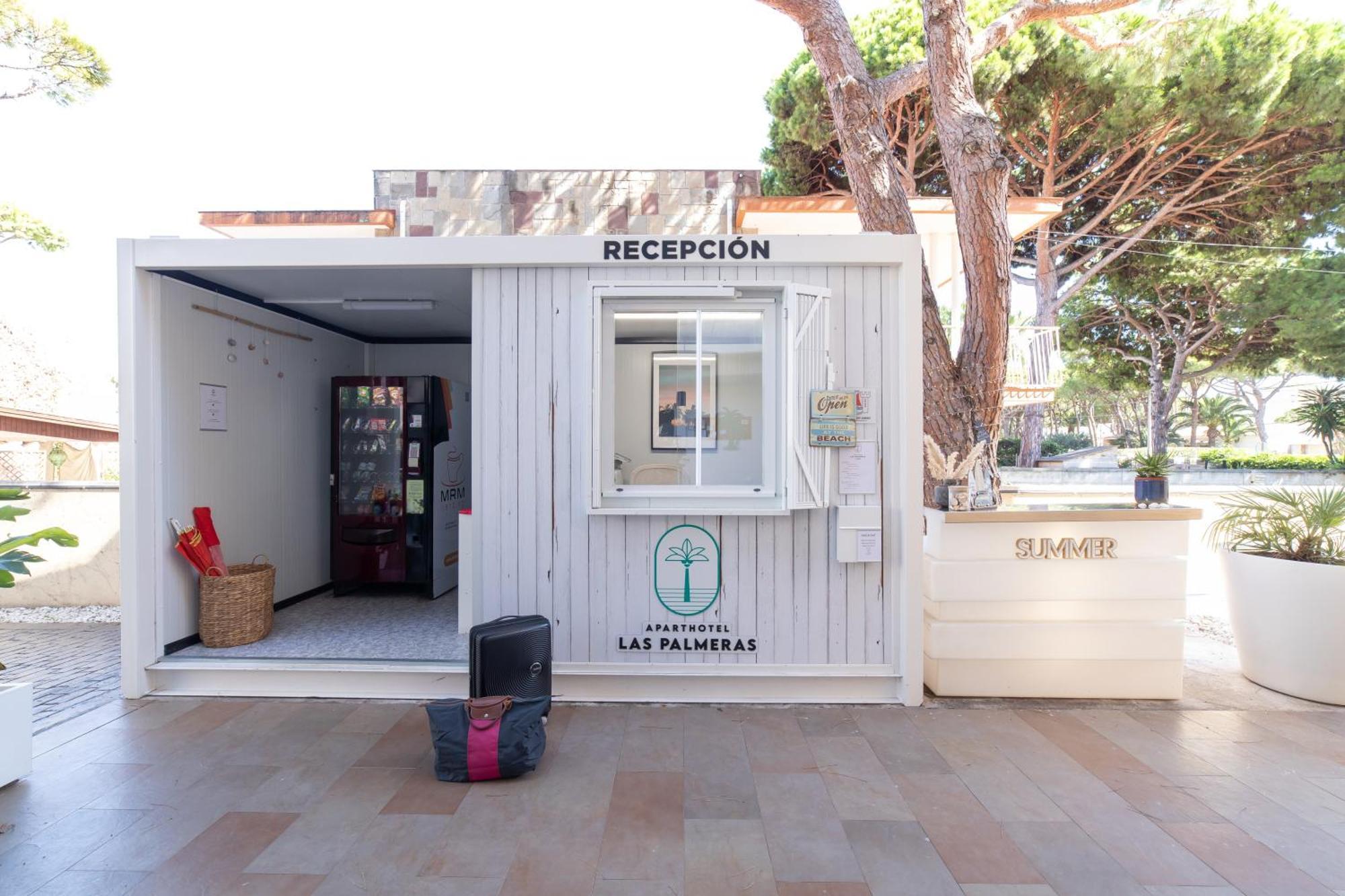 Aparthotel Las Palmeras Castelldefels Luaran gambar
