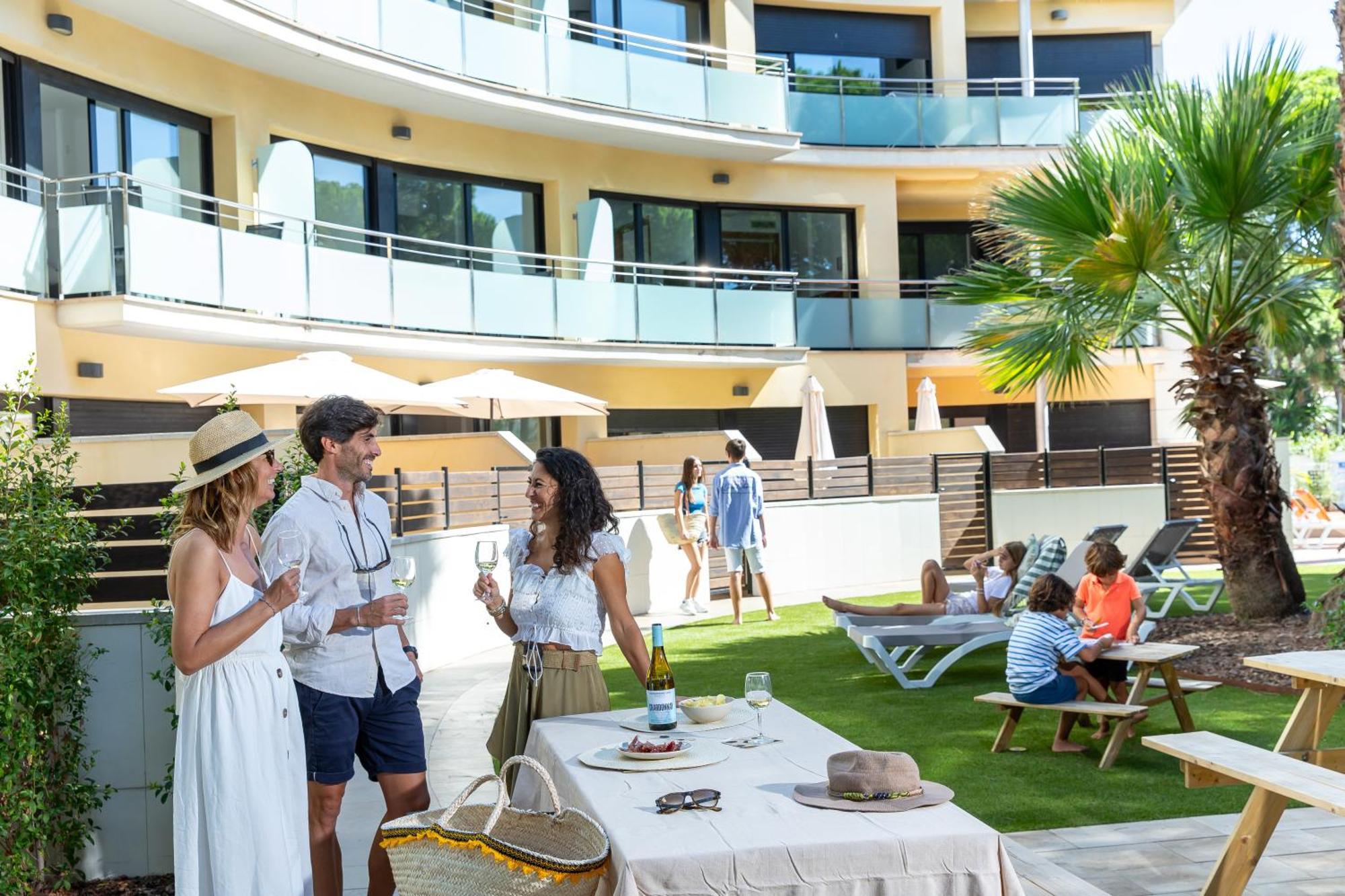Aparthotel Las Palmeras Castelldefels Luaran gambar